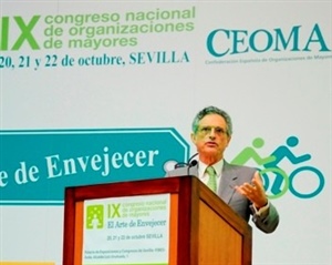 04. D. Luis Rojas Marcos en su conferencia. 
